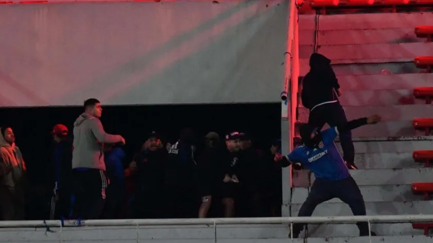 随后, 从看台高处